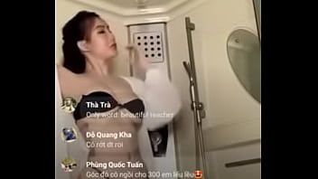 播放 脸书上的越南女孩现场淋浴