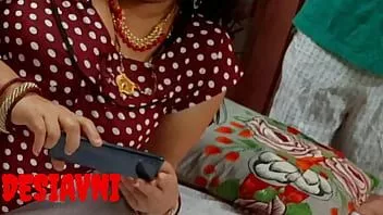 再生 彼女がインドのxxxを見ている間、彼女の息子の友人によって激しくセックスされたDesiavni