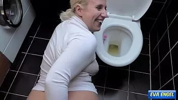 Abspielen Eva Engel: Perverse Piss- und Fick-Session auf der Toilette mit Stiefvater