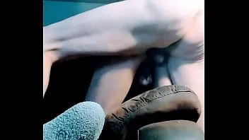 Odtwórz Grindr podłączanie, młody facet pochyla się nad kanapą i zostaje wywiercony przez dużego soczystego penisa