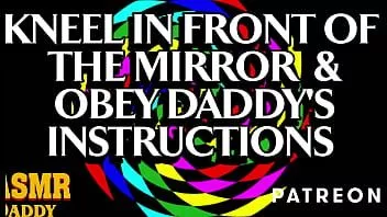 Reproducir Arrodíllate frente al espejo y obedece las instrucciones de papi puta (audio bdsm)