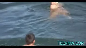 Afspelen Verbluffende nauwelijks legale Russische Devon is dol op spelen met haar clit