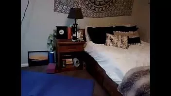 تشغيل اختصار مثير لسيدة شابة ذات شعر أسود