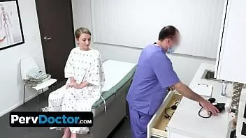 Играть Pervdoctor - сексуальная молодая пациентка нуждается в особом лечении доктора Оливера для ее розовой киски