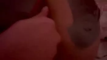Odtwórz Cat Rina G bawi się cipką swoich przyjaciół z rosyjskimi rozmowami