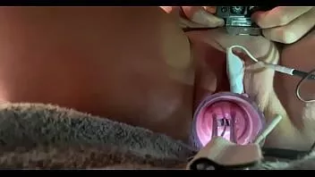 play اللعب الكهربائي الشديد على البظر وداخل الرحم