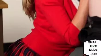 Afspelen Domina met kleine lul in uniform neukt terwijl ze plaagt voor de camera