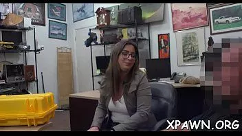 Reproduzir Garota de apelo sexual gosta de uma ferramenta enorme, bata nela