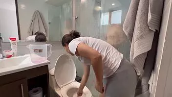 تشغيل حمام ساخن مع عاملة التنظيف في منزلي