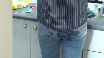 play Encontrei meu enteado se masturbando e deixei ele gozar na minha bunda com minha calça jeans