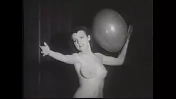 play Model retro erotic cu o figură frumoasă se joacă cu baloane pentru mulțimea de pe scenă