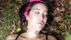 Reproducir Lesbianas tatuadas Dani Skyli, Carol Kenne y Bia Romanxxx en un trío al aire libre con juguetes sexuales
