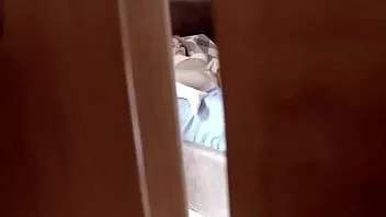 play Spionează în spatele ușii o fiică vitregă adolescentă care se masturbează în dormitor și vine foarte intens