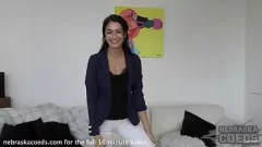 Afspelen Brunette tiener Egle's eerste keer met een dildo spelen: Verlegen, onschuldig en heet!
