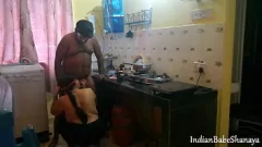Abspielen Heißer Desi Bhabhi Handjob in der Küche während des Kochens