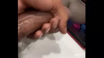 Abspielen Ich wurde geil, also streichelte ich meinen BBC in 4k zu einer sexy Pfote mit einem großen Cumshot