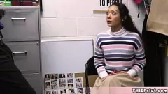 play La figa marrone della piccola ladra Sarah punita con una dura scopata a pecorina
