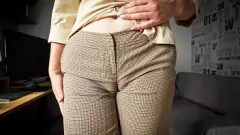 play Curvy MILF Secretária Cameltoe Tease em Calças Apertadas