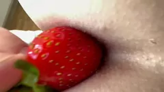Abspielen 18+ Debüt: Frische Erdbeeren, die aus engen jugendlichen Ärschen extrahiert wurden
