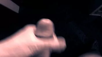 play Dojrzały mężczyzna masturbuje się oglądając gorącą aktorkę