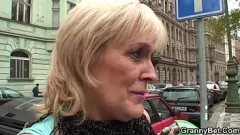 Odtwórz Dojrzała blond dziwka z owłosioną cipką dostaje wielkiego kutasa od tyłu