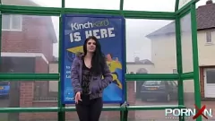 تشغيل تتمتع امرأة سمراء الحسية لوسيا الحب بصنم التبول المتشددين في الهواء الطلق في مشهد العري